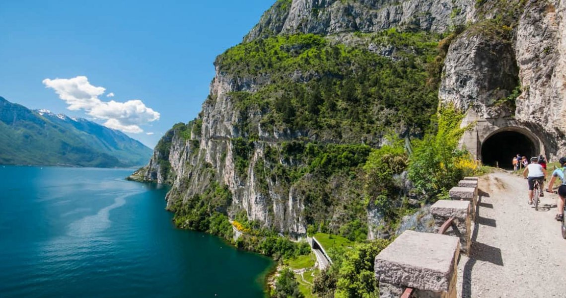 Explorez les merveilles du lac de Garde : sentier Ponale, sanctuaire de la Madonna della Corona et visite à vélo